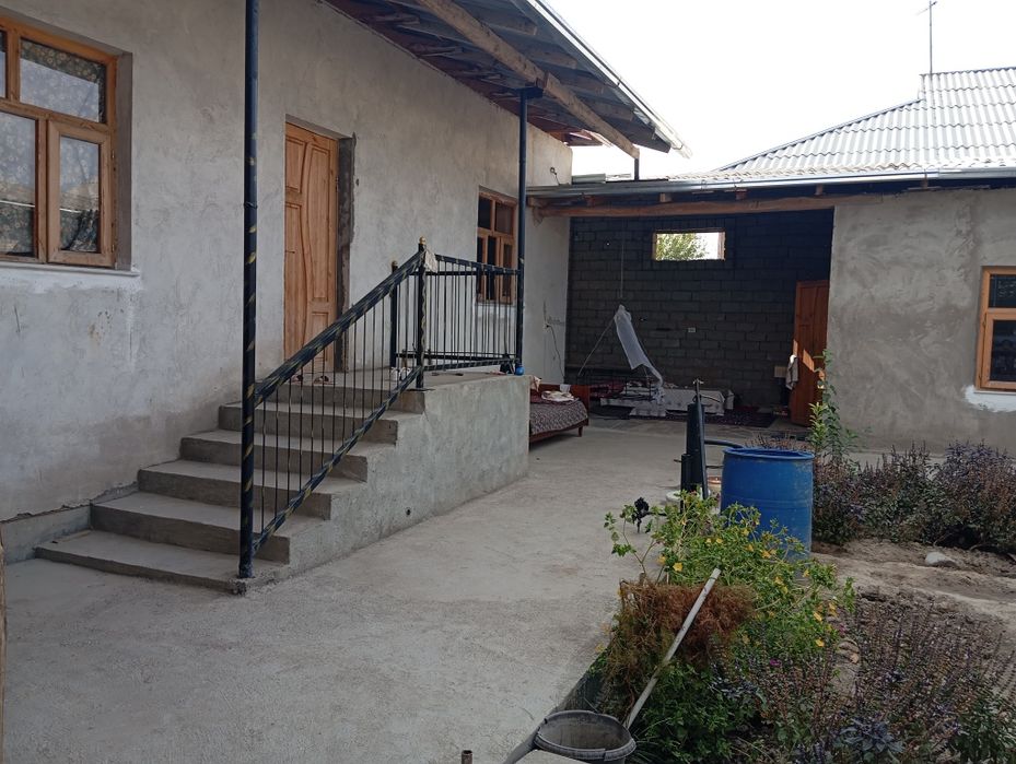 Uy sotiladi , tayyor yashashga trassani yonida oldida zapravkani yonda