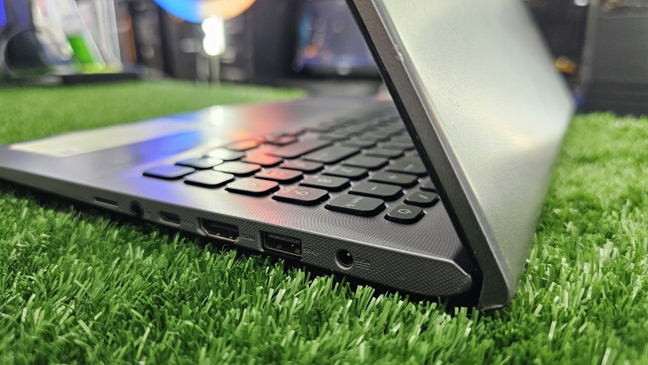 155 kun ishlagan iddeal ASUS notebookni  yarim narxiga qilb berayinmi?
