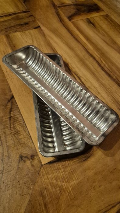 Vând 2  tăvi de copt