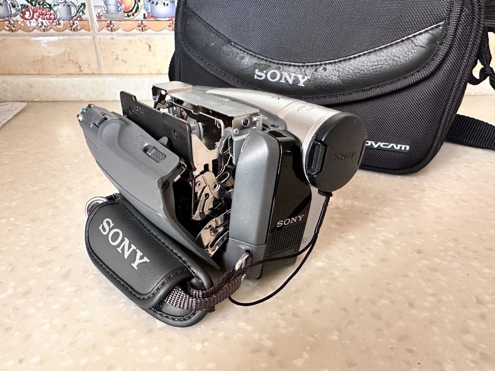 Видео камера Sony DCR-HC28