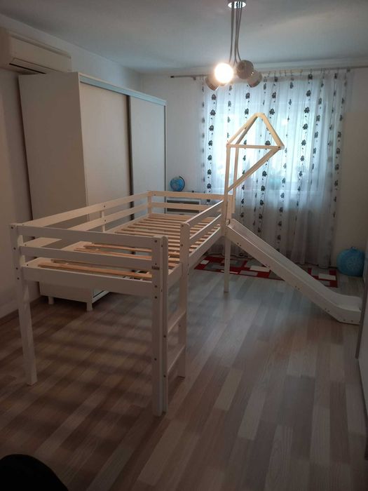 Pat supraetajat cu tobogan pentru copii de cel puțin 6 ani