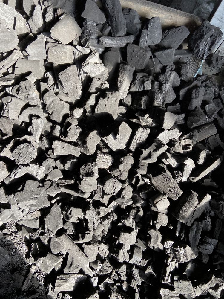 Дървени въглища за барбекю на едро