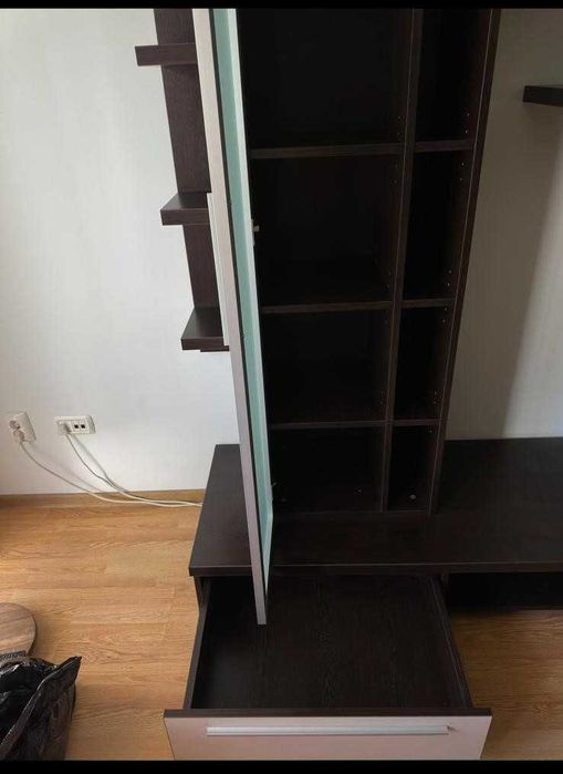 Mobiler living din PAL cu vitrină, comodă TV și spații de depozitare