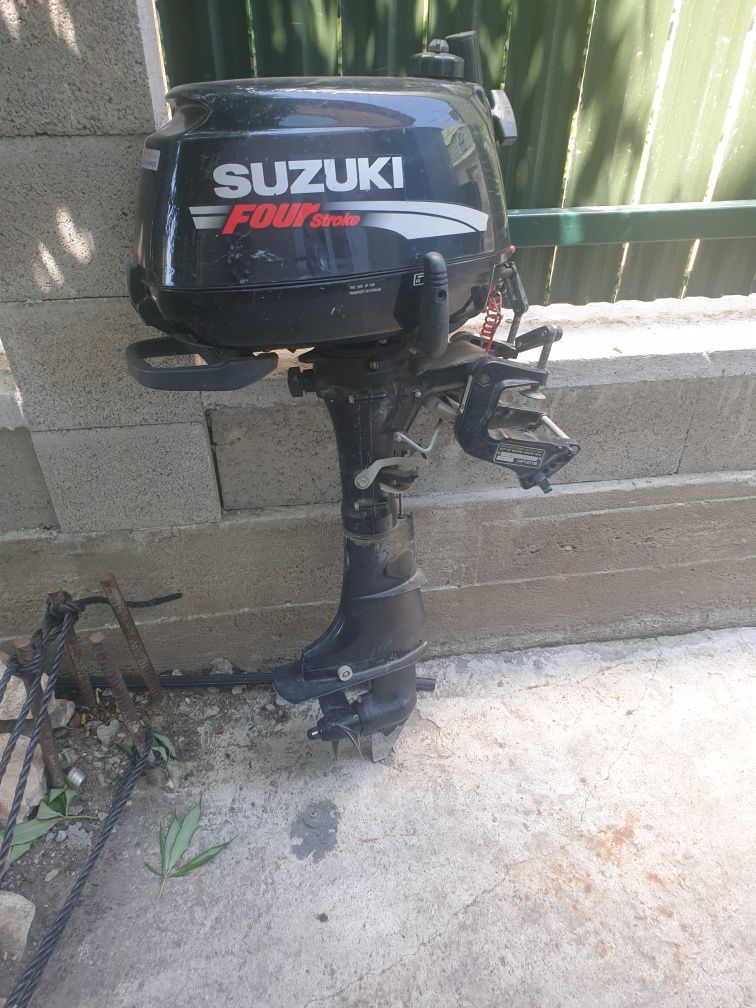 Vind barca pneumatica cu motor Suzuki 6 cp