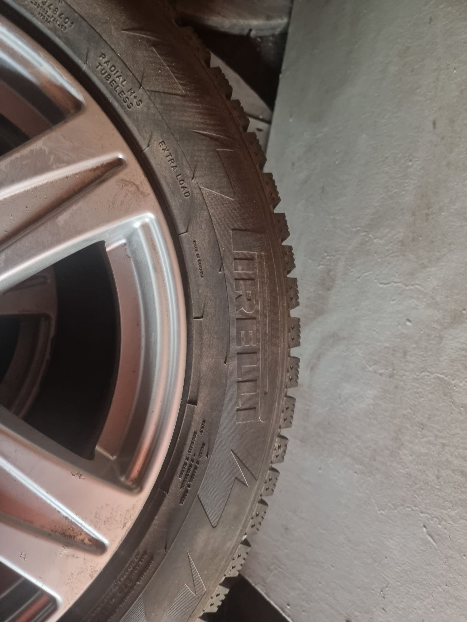 Продам зимние шины с дисками Pirelli