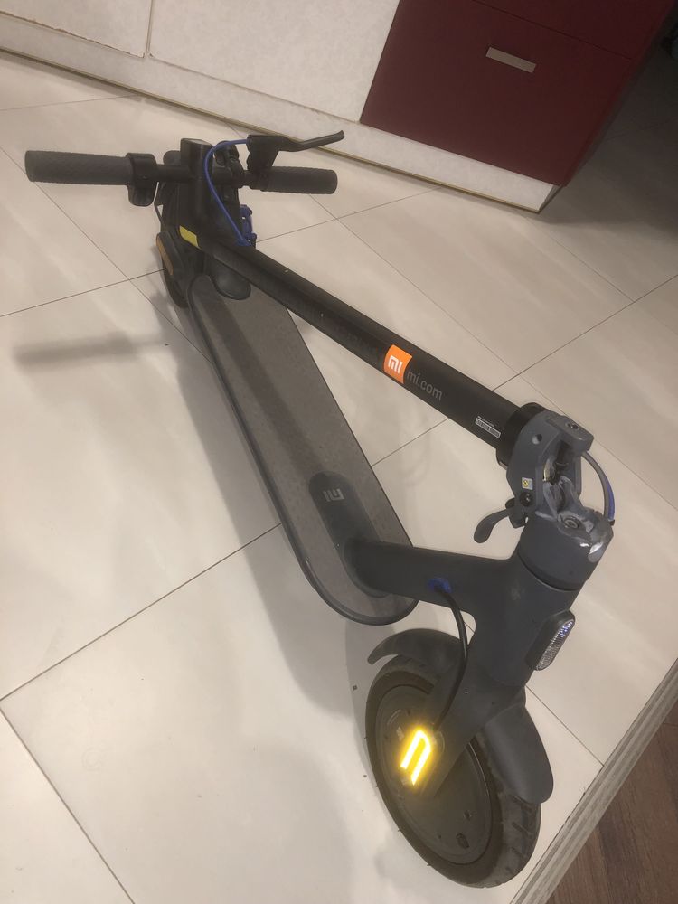 Продавам Електрическа Тротинетка Xiaomi Mi Electric Scooter3