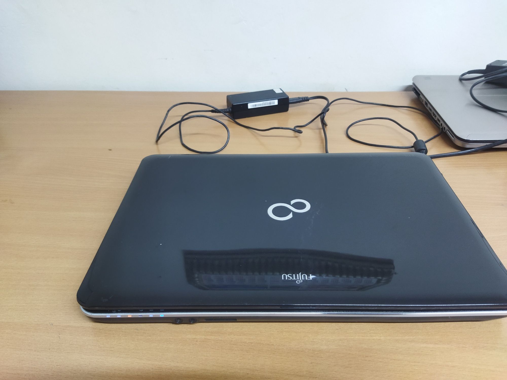 Ноутбук Fujitsu Siemens, Core i3, ddr 4 gb, 120ссд диск