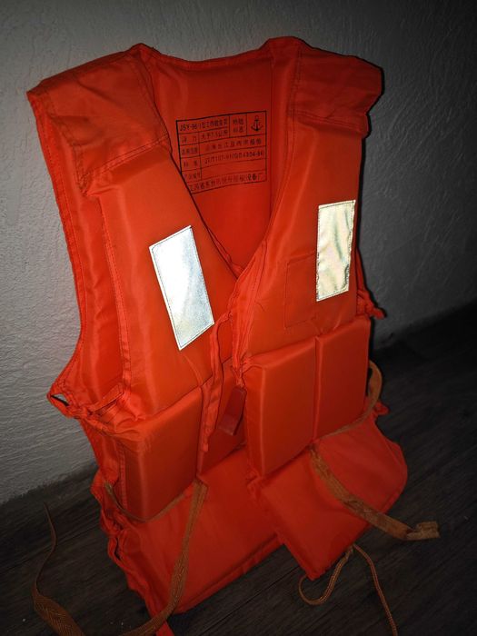 Жилет спасательный 70-85 кг. станция метро Москва