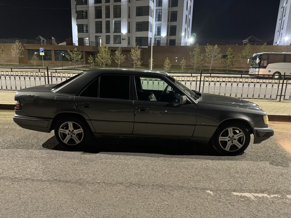 Mersedes w124 срочно торг у капота