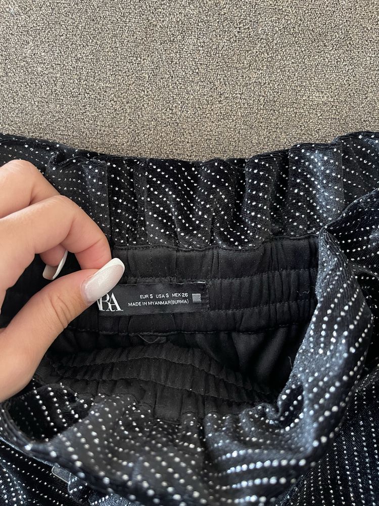 Блестящи пантaлонки Zara