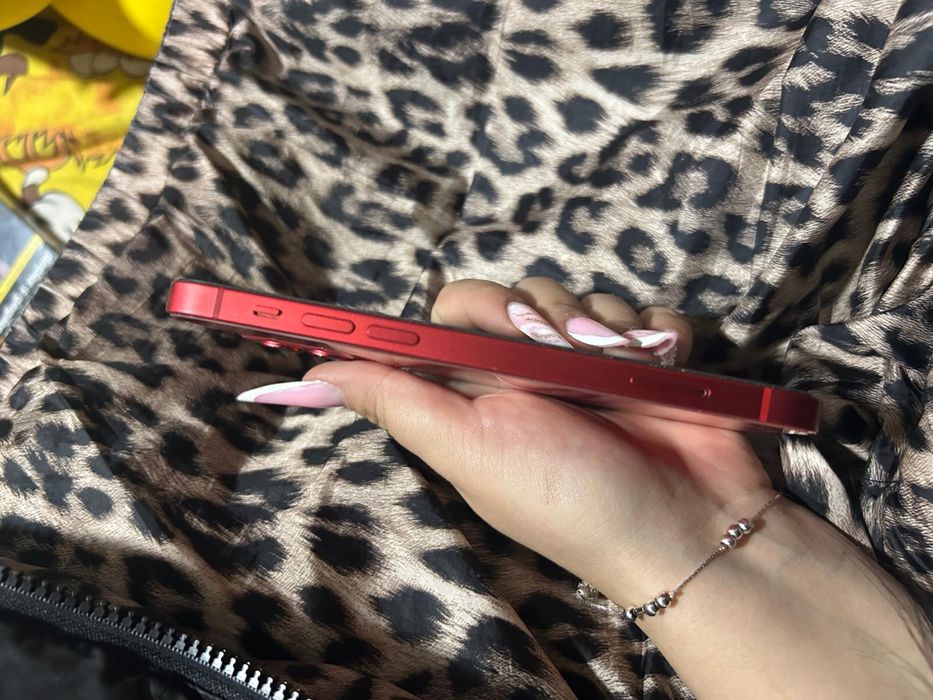 Iphone 12 red, baterie 73%