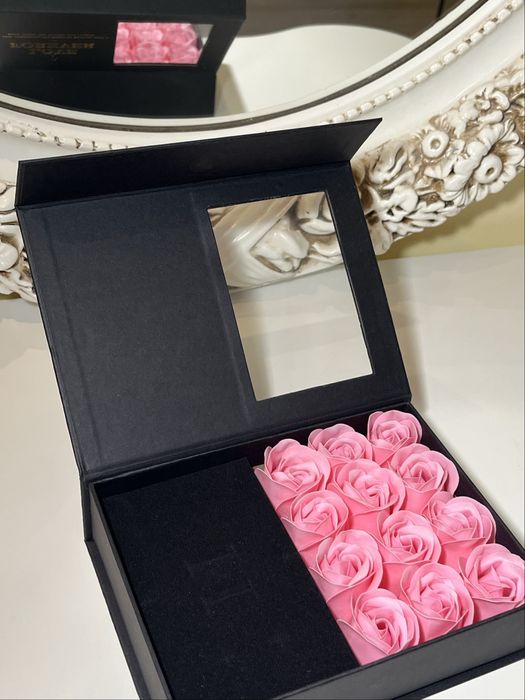 Луксозни подаръчни кутии с розови,червени и лилави вечни рози