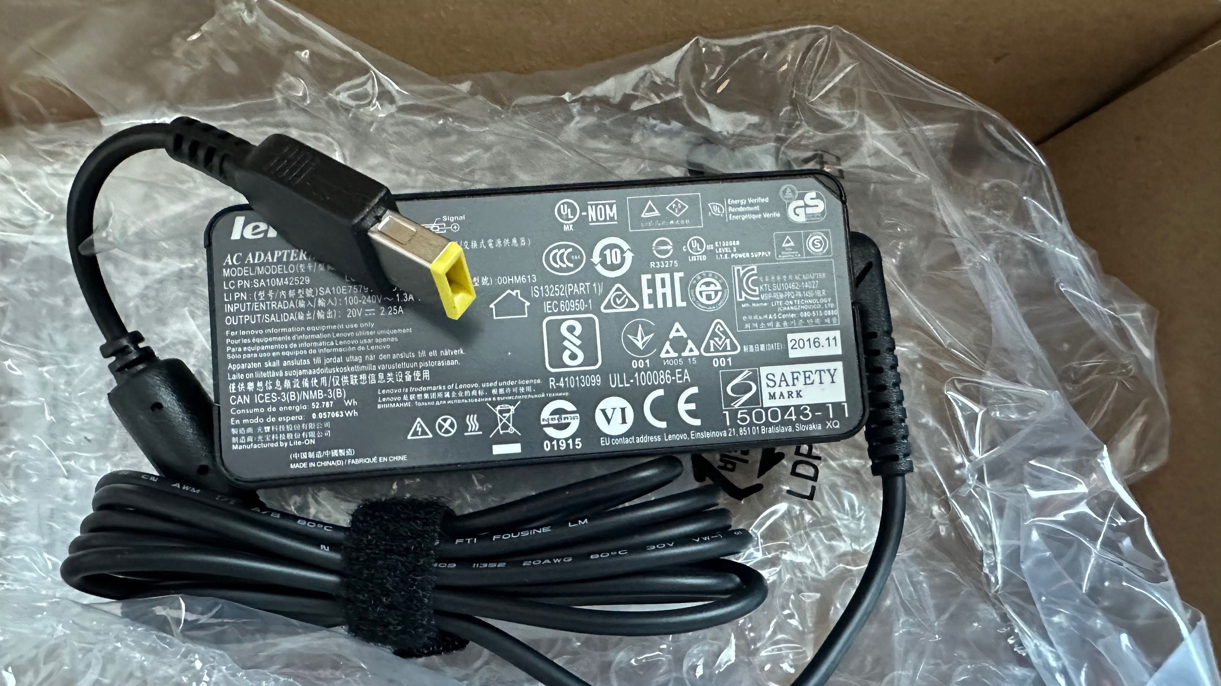 Оригиналнo Lenovo зарядно 20V / 2.25A / 45W / 01FR035 / Лаптоп PC