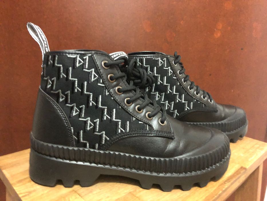 KARL LAGERFELD - Дамски боти с монограми