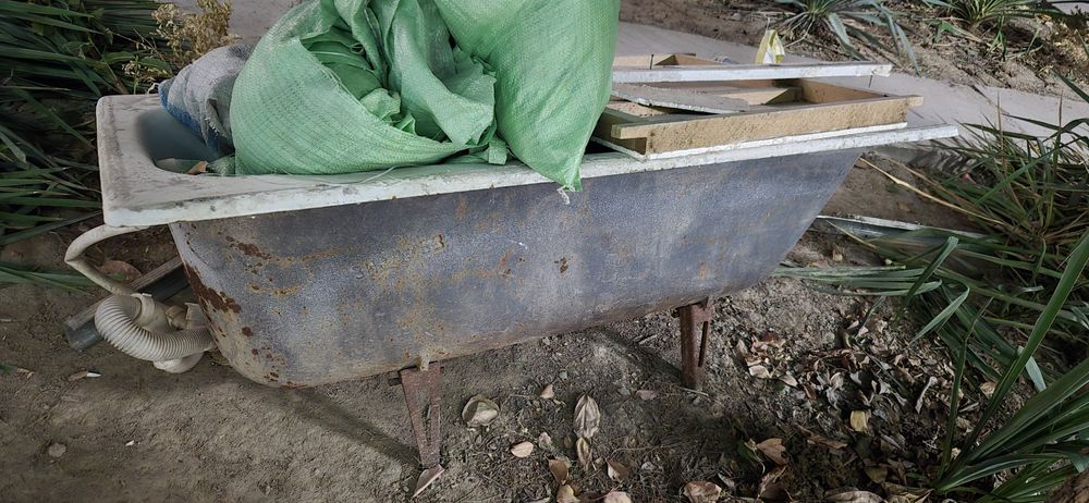 Ишлатилган чугун ванна, тахта эшиклар