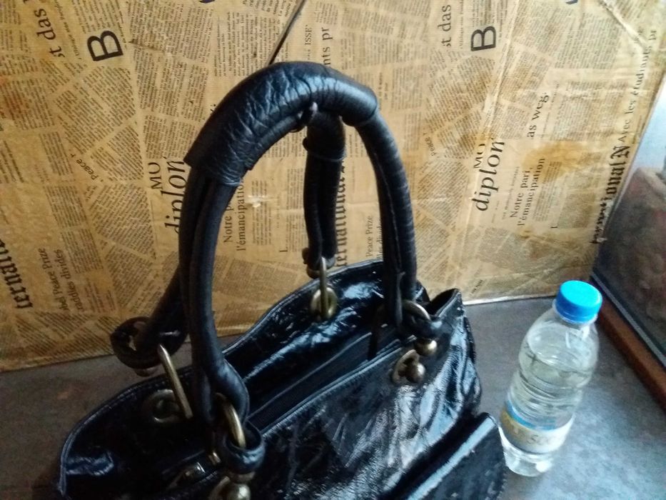 дамска черна чанта,лачена-естествена кожа/ЛАК/