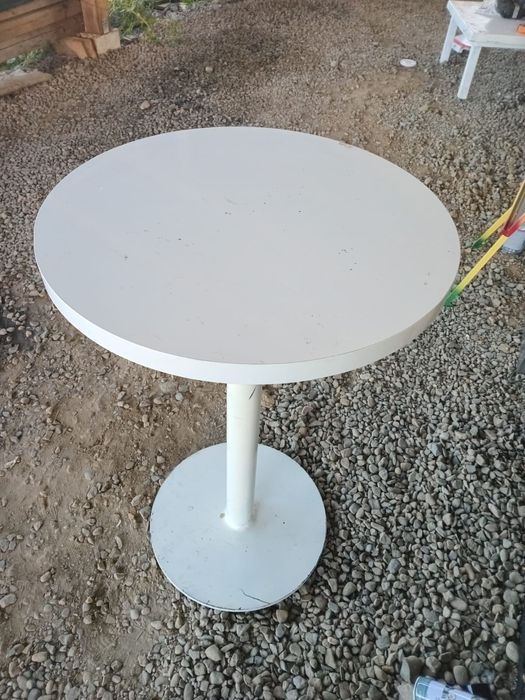 Masă rotundă cu scaune