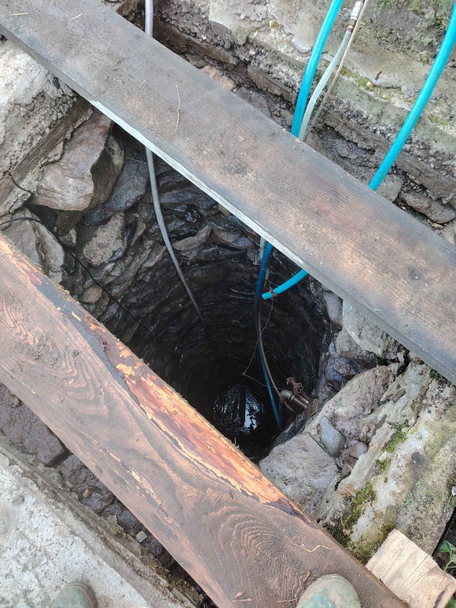 Curățăm fântâni și le adâncim