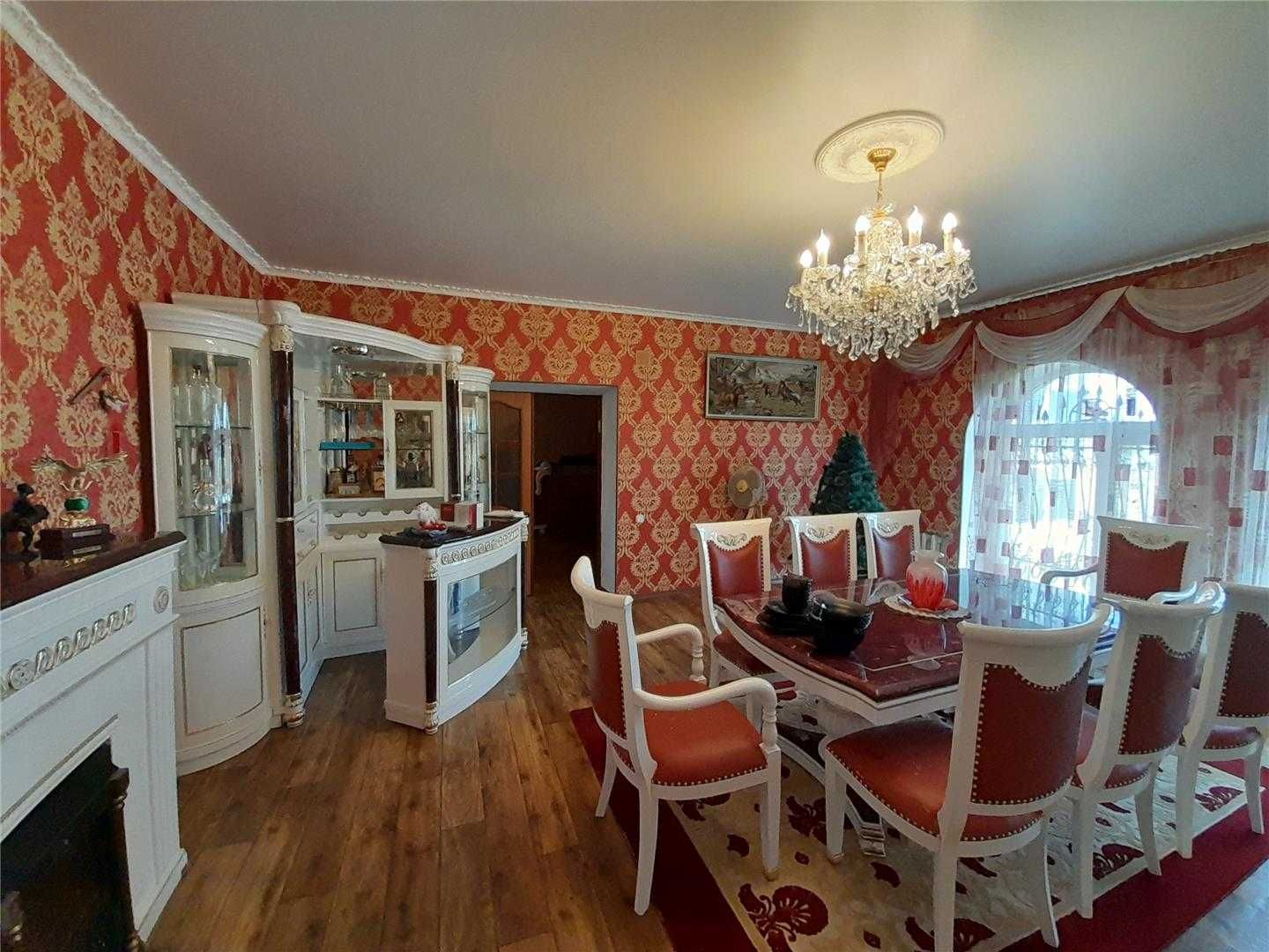 Продам 3 этажный особняк на 9а мкр .