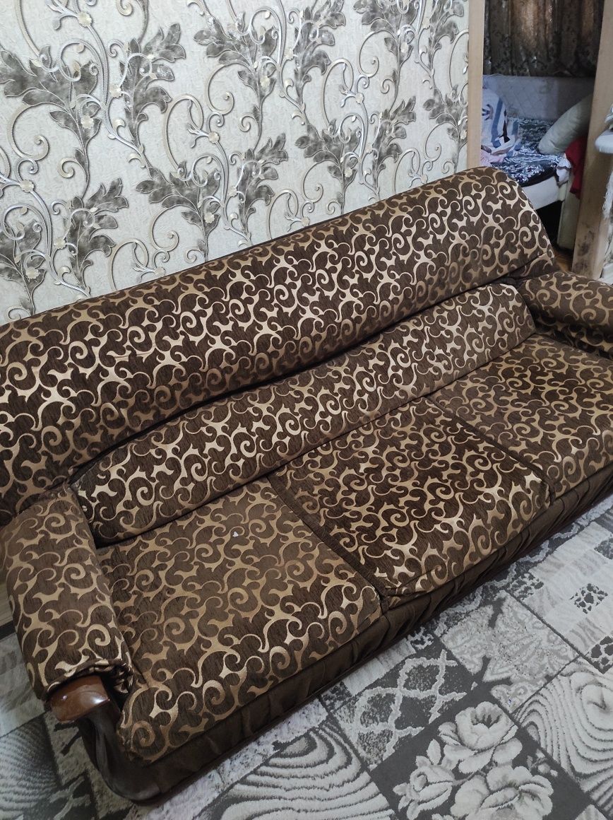 Продается диван и 2 кресла.В отличном состоянии