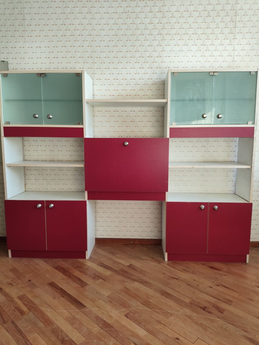Секция с витрини и шкафове