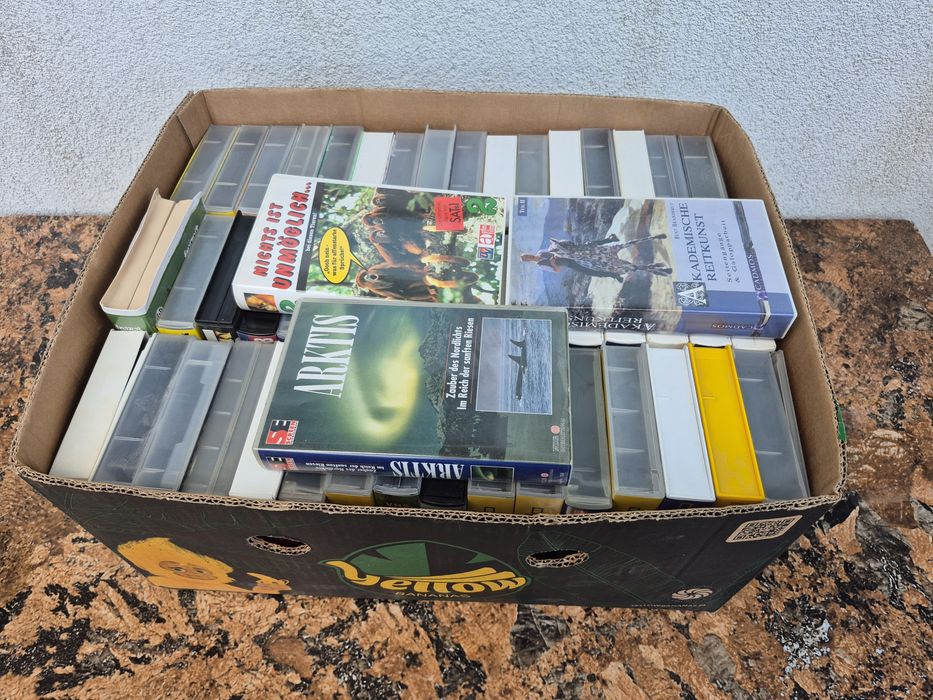 Vând 50 casete video VHS originale colectie filme acțiune,documentare