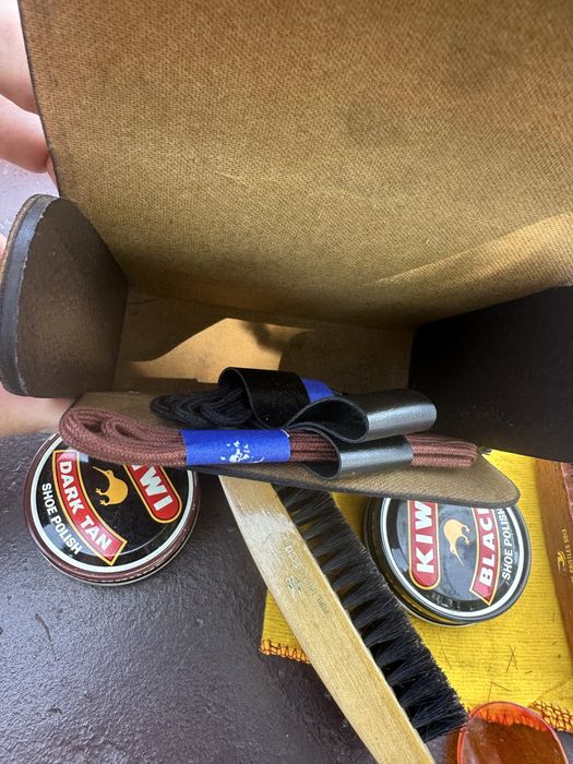 Set întreținere pantofi KIWI cu husă din piele – Made in England