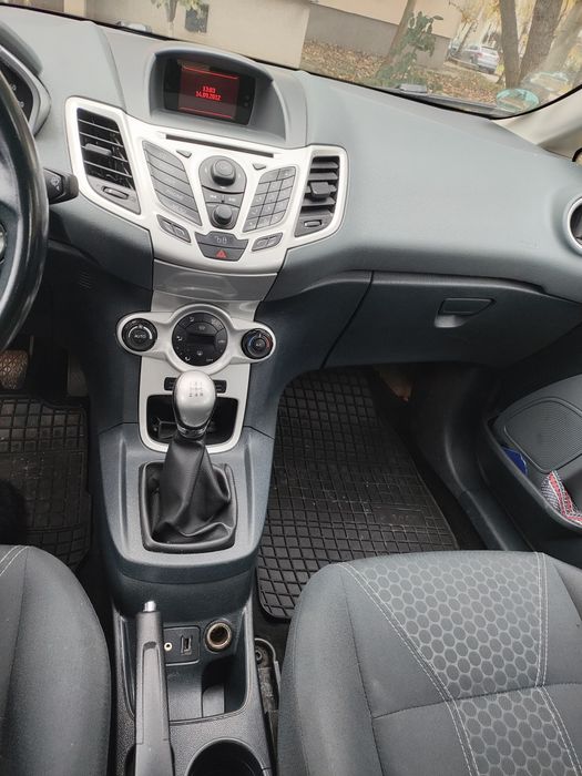 Vând Ford Fiesta