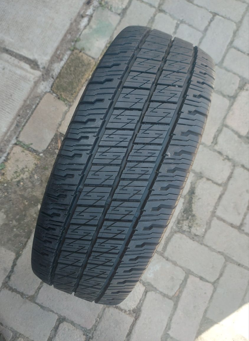 O bucată 235/65 R16C M+S iarnă - una Semperit Yokohama Falken Uniroy