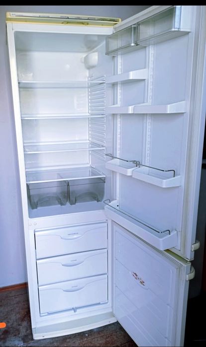 Холодильник большой отлично работает очень  хорошо охлаждает работает