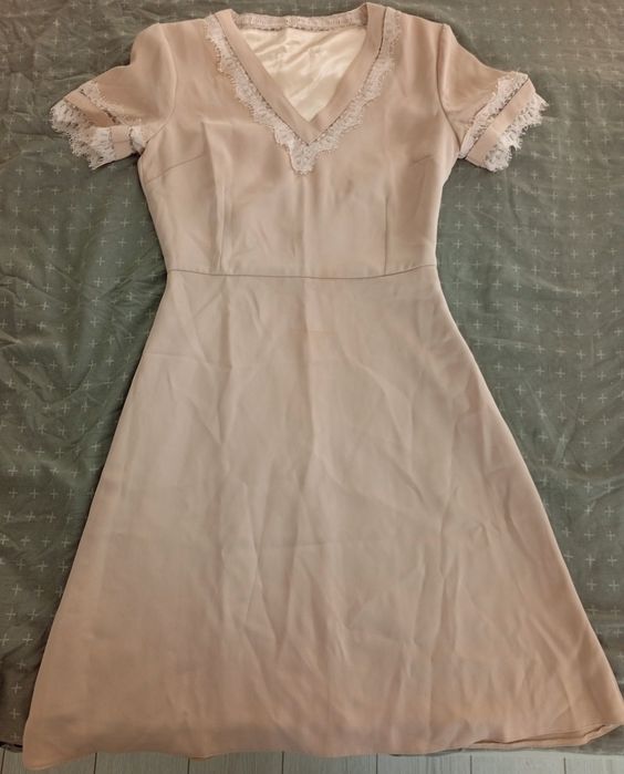 Рокля - с дантелена декорация бежова