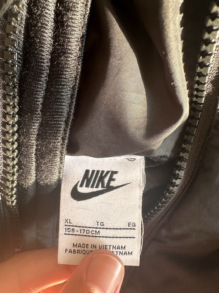 Детско черно яке Nike
