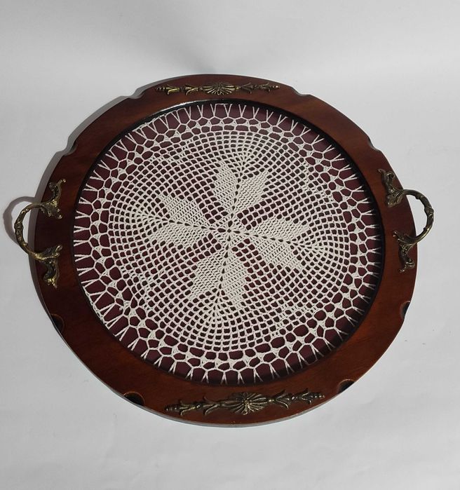 Дървен поднос с дръжки и остъклено дъно с дантела