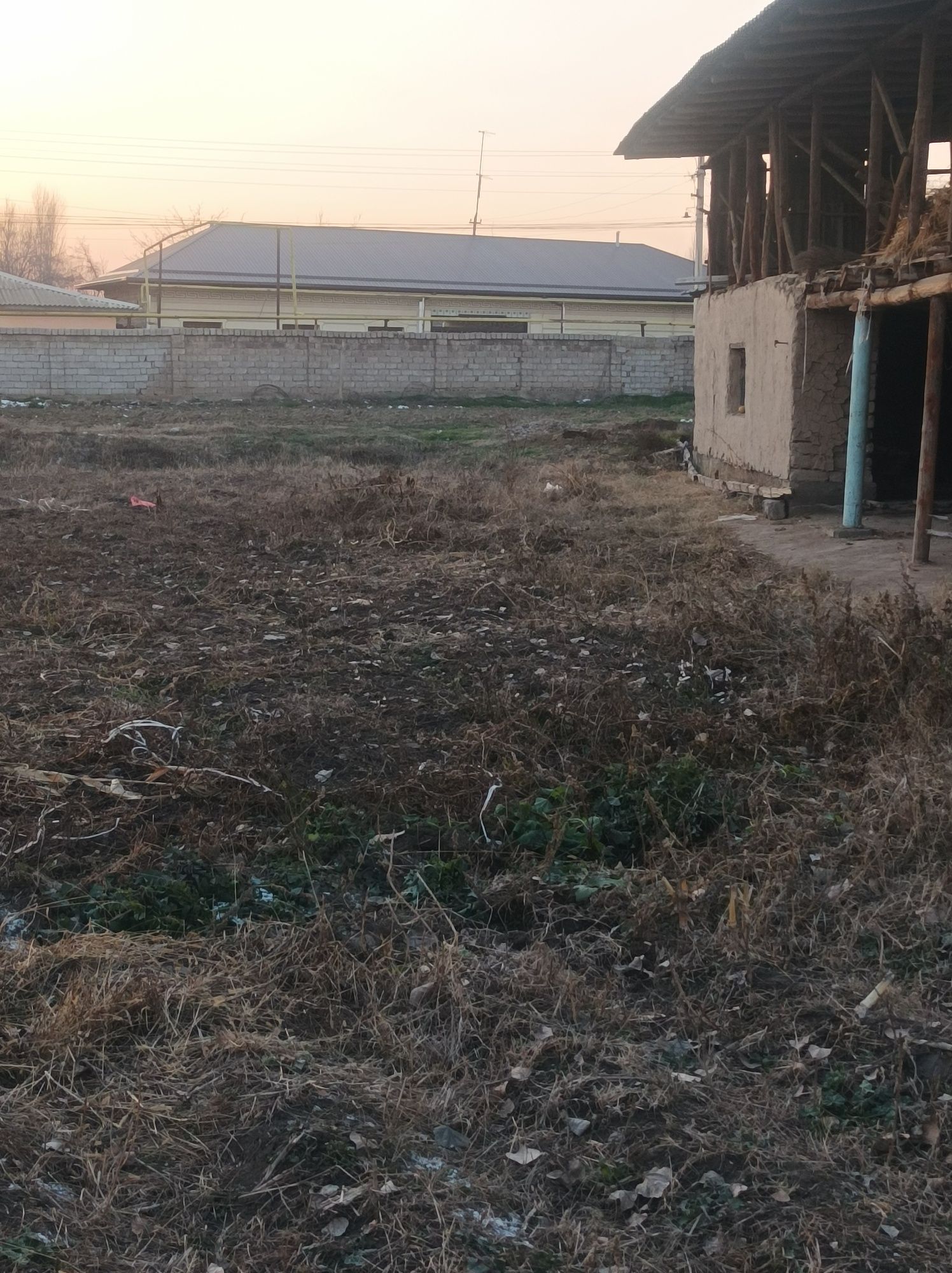 Uchastka 12 soʻtik gaz svet suv  bor yoʻl yuzida quruq yer