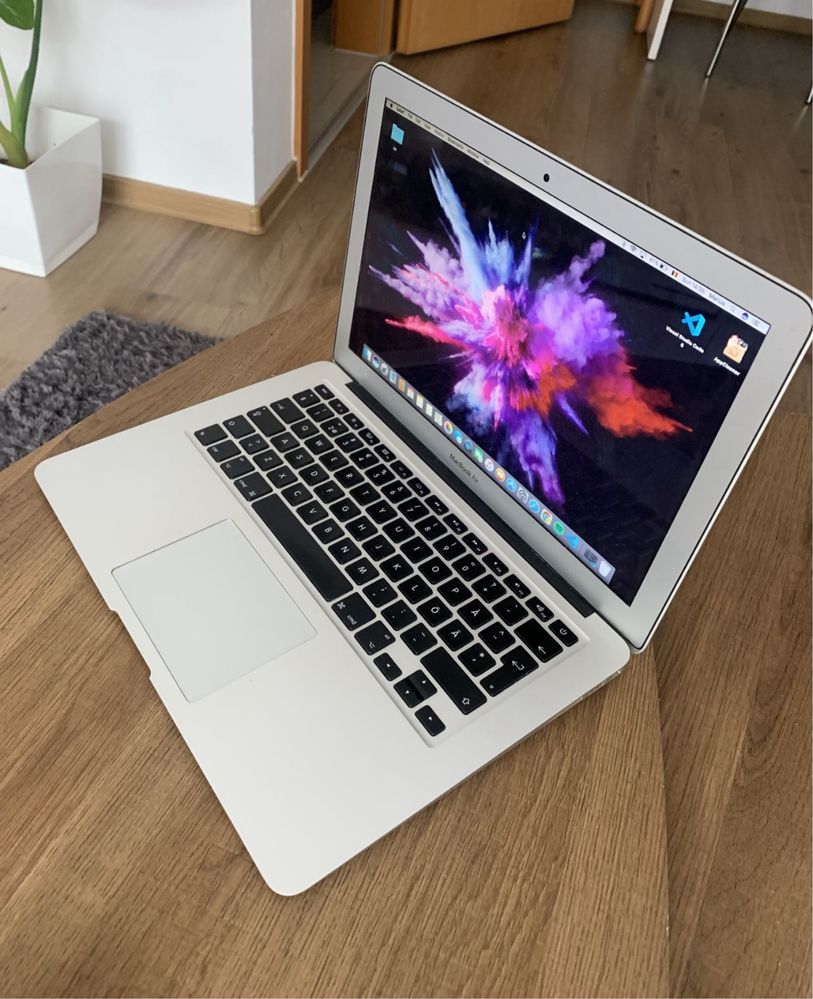 Laptop Apple Macbook Air  256 GB memorie  8 GB Ram