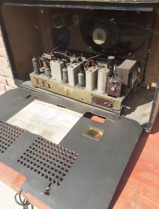 Radio cu lămpi Grundig.