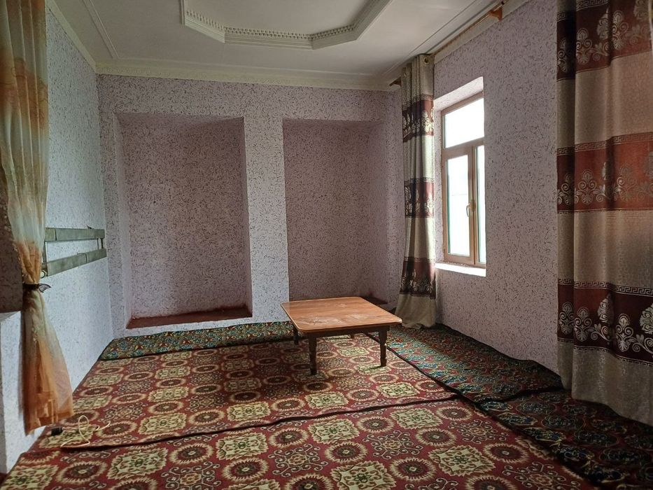 Andijon viloyatining Asaka tumanida yaxshi ahvollari zoʻr uy sotiladi.