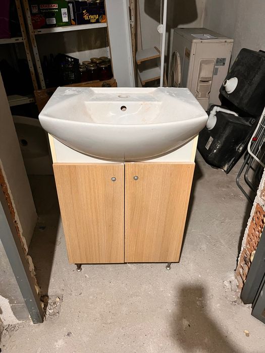 Бяла мивка с шкаф