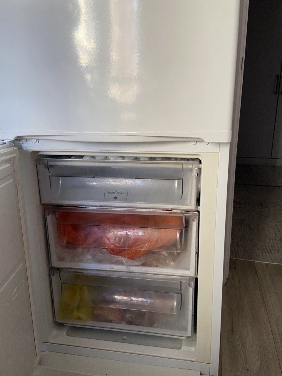 Продается Холодильник "INDESIT"