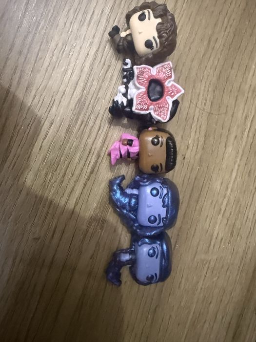 Продам фигурки kinder stranger things