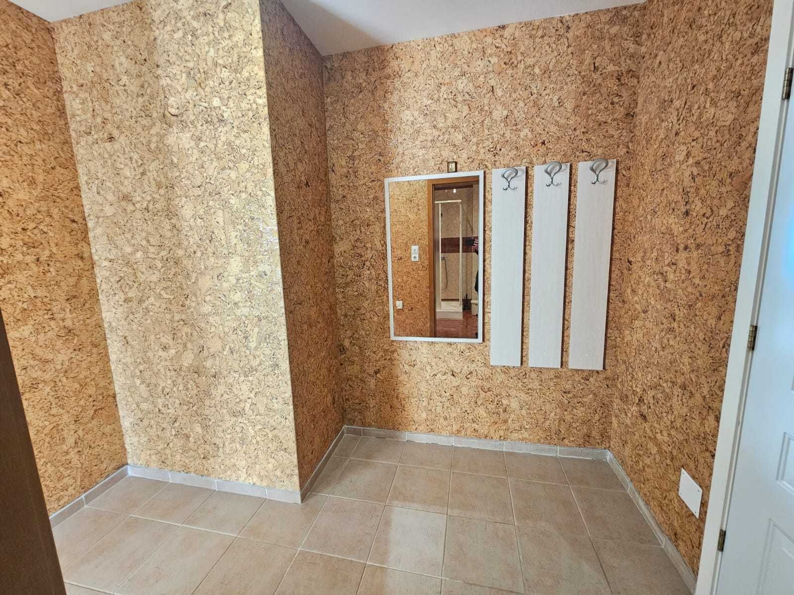 Просторен обзаведен двустаен апартамент на първа линия море