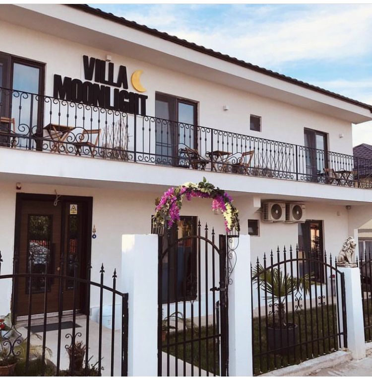 Vila de vanzare 15 camera + apartament 3 camera si gradina cu foisor