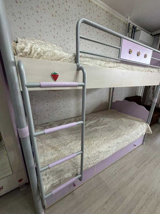 Элегантная двухъярусная кровать