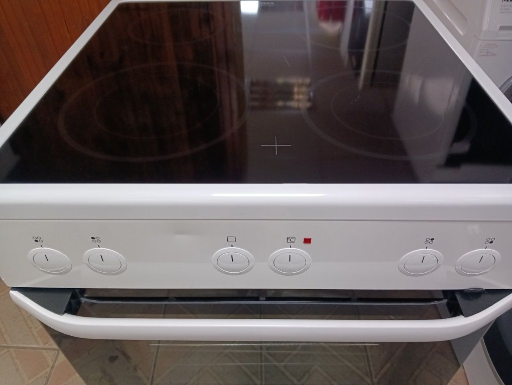 Като нова свободно стояща печка с керамичен плот Voss Electrolux
