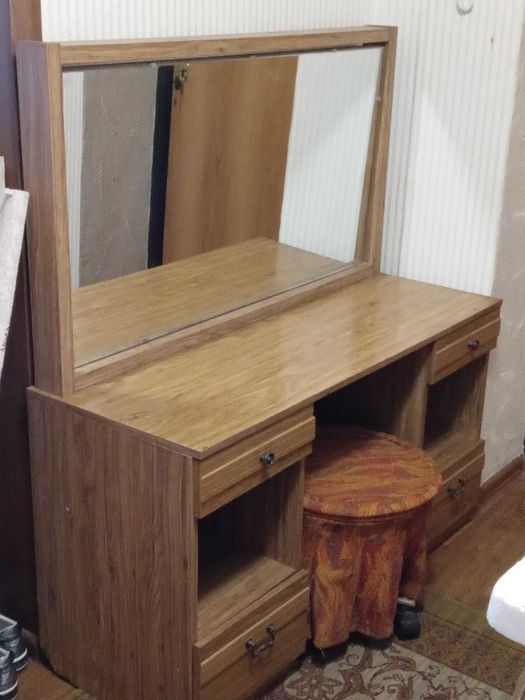 Туалетный столик с зеркалом и пуфиком.