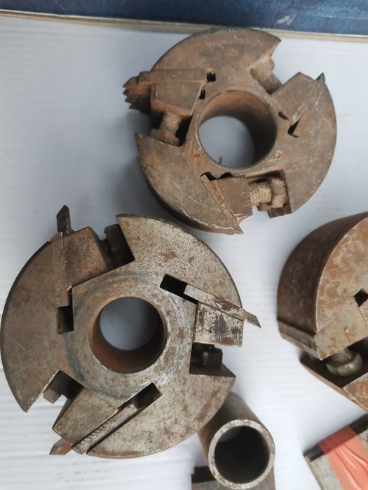 Vând butuc și cuțite