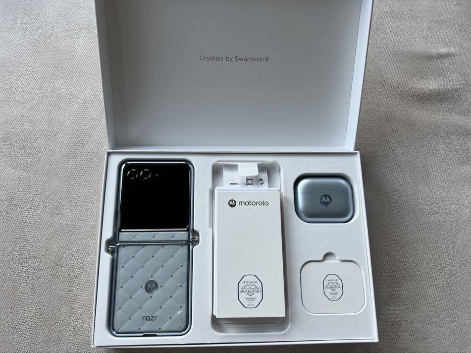 Смартфон Motorola Razr 60 Ultra 256GB Swarovski Ново