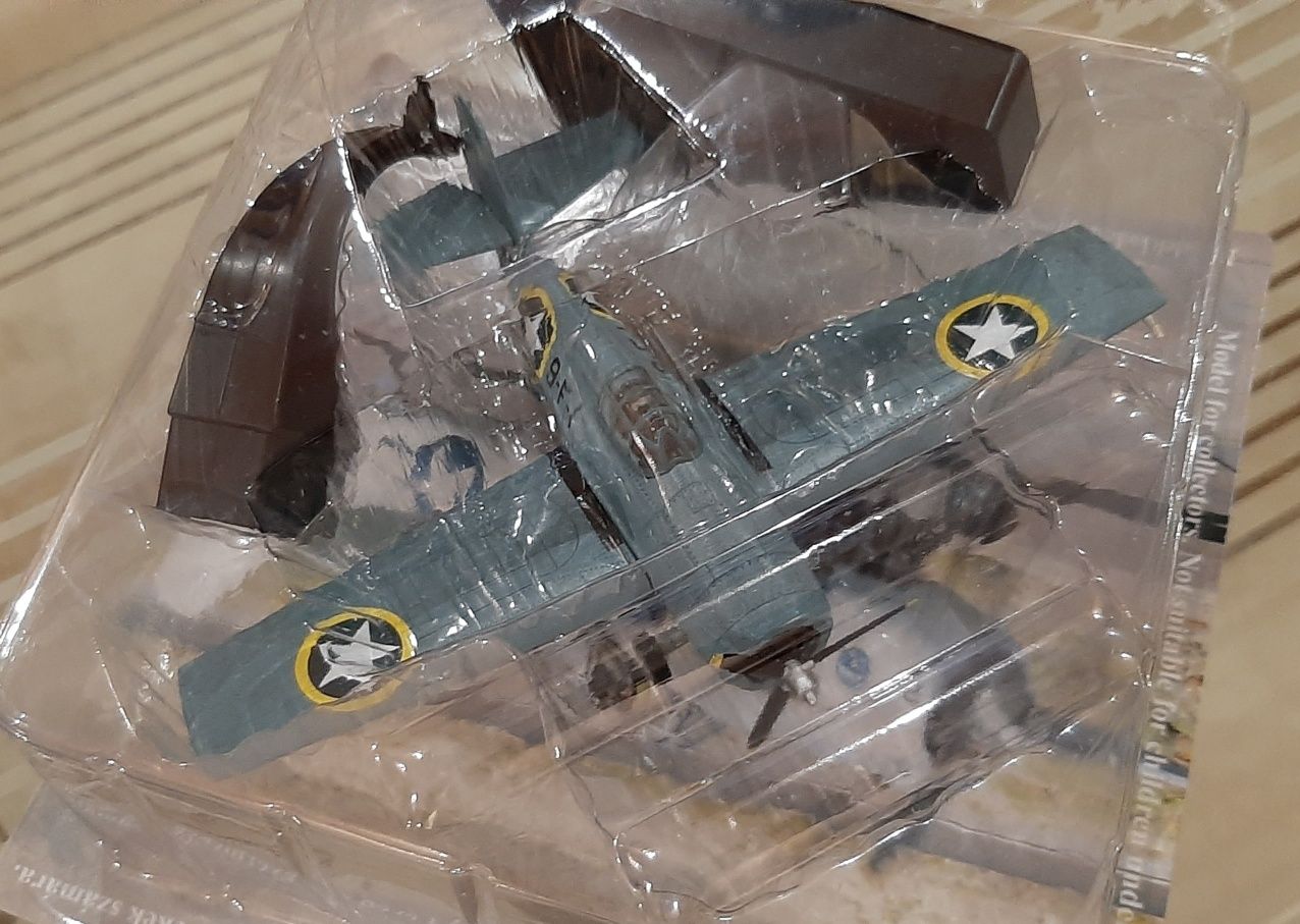 Метален макет на американски боен самолет Grumman F4F Wildcat+списание