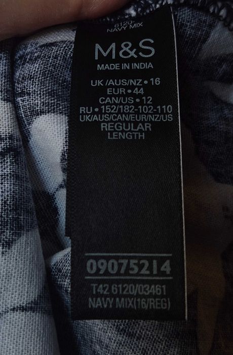 Vand rochie dama, in - vascoza, Marks&Spencer, 44, cu flori albe