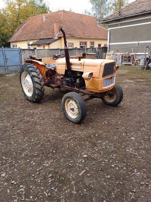 Vând tractor fiat ân 4 cilindri